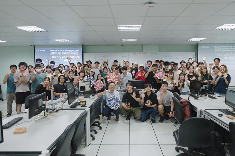 臺師大電機系林政宏教授為學生主講「AIoT理論與實作」(圖\台師大提供)