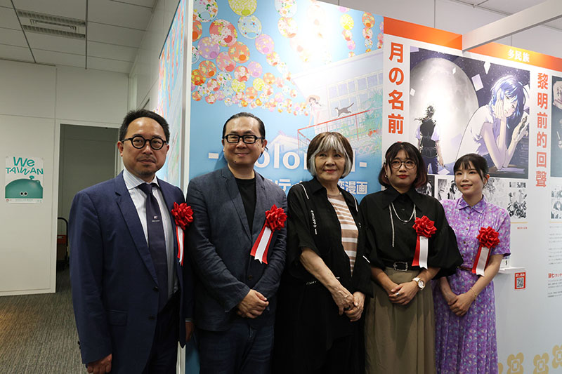 日本漫画家協会の里中満智子理事長（中央）、台湾文化センターの曾鈐龍主任（左1）、漫画家の阮光民氏（左2）、漫画家の左萱氏（右1）、漫画家の重花氏（右2）がメインビジュアルの前で記念撮影