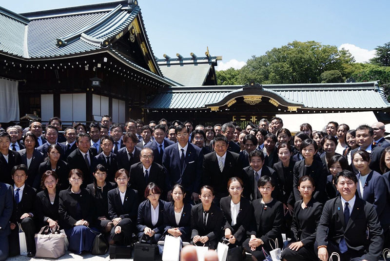 參政黨代表神谷宗幣與衆參議員18名、地方議員70名，共88人在靖國神社本殿集體參拜。（來源：神谷宗幣 X ）