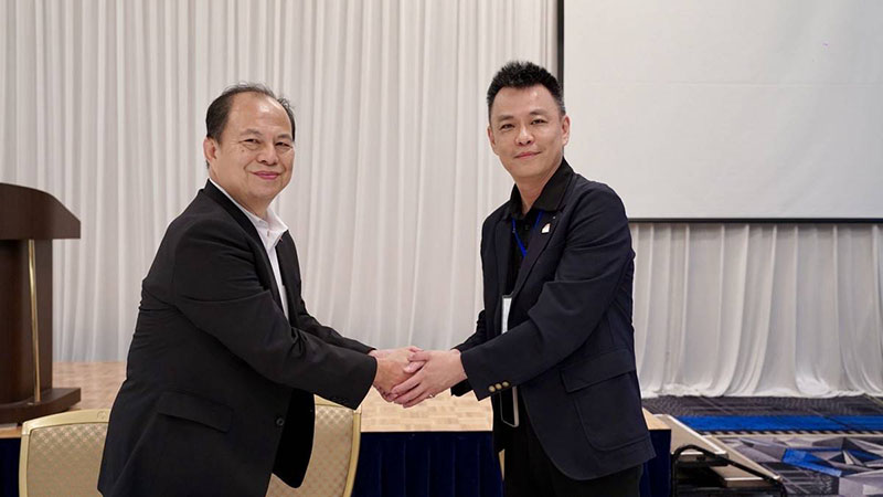 九州台湾商会大倉仲洋会長(左)と台湾宏景国際グルー陳裕禎会長(右)握手を交わす様子