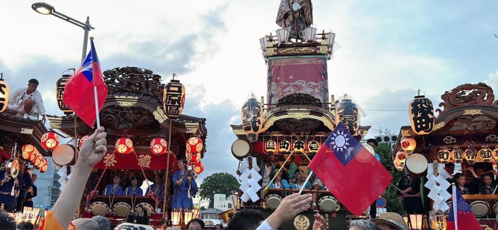 參加者高舉台灣國旗