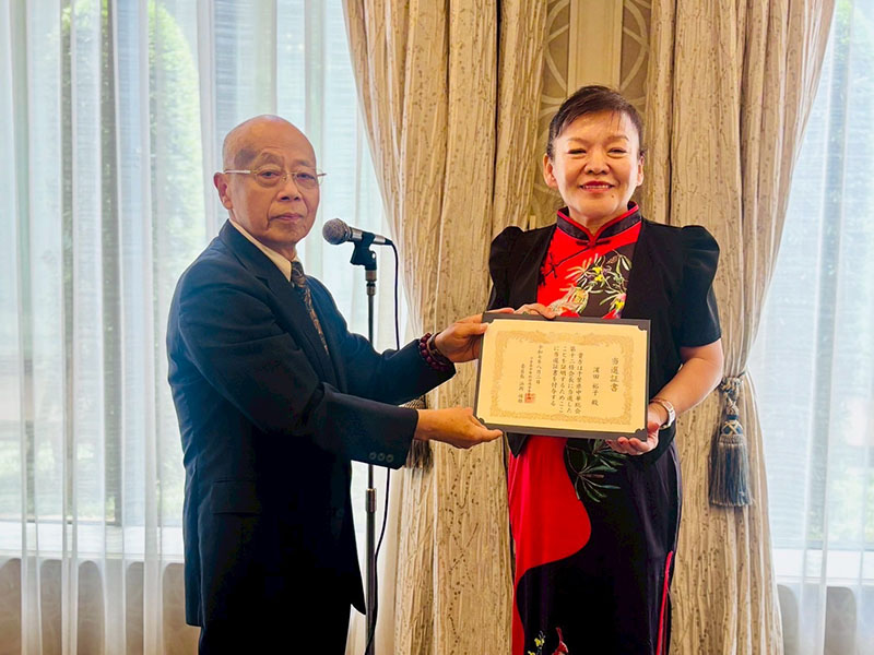 浜岡禎雄選舉委員長(左)頒發當選證書給濱田裕子會長(右)