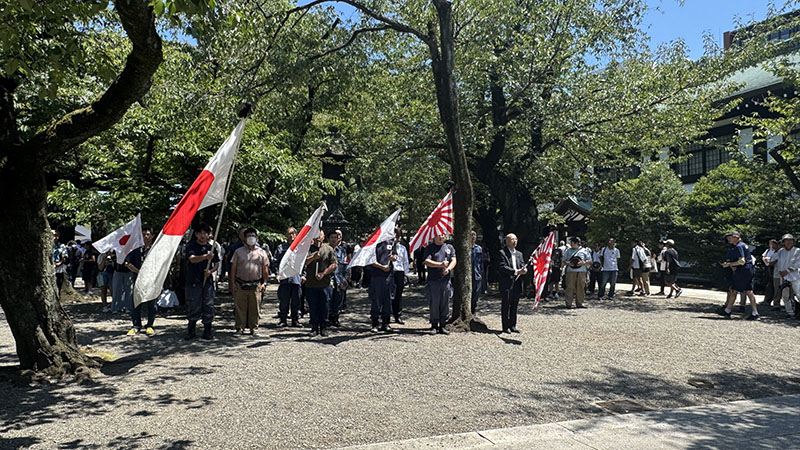民間團體高舉日本國旗