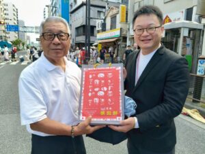 八王子市の黒須隆前市長（左）と中華芸術学校校長の盧昰余氏（右）