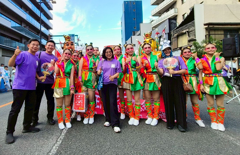 高雄市議会の康裕成議長、郭建盟議員、湯詠瑜議員、教育局の呉立森局長と校長の盧昰余氏が率いる「華藝創意民俗舞団」（圖由中華藝術學校提供）