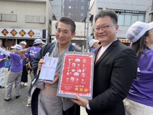 八王子市の初宿和夫現市長（左）と中華芸術学校校長の盧昰余氏（右）
