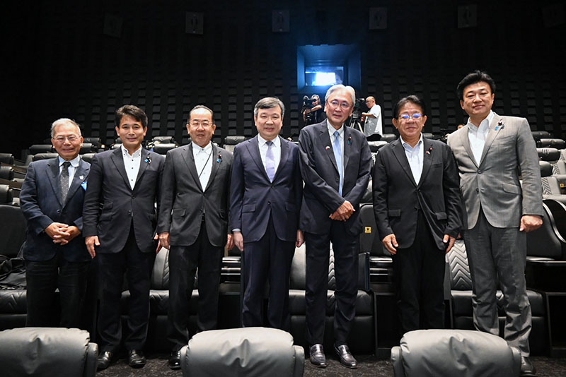 駐日代表李逸洋(中央)、日華議員懇談會會長古屋圭司眾議員(右3)、幹事長代理金子恭之眾議員(右2)、幹事西銘恆三郎眾議員(左3)、事務局長木原稔眾議員(右1)、事務局長代理滝波宏文參議員(左2)、在日台灣同鄉會會長王紹英(左1)