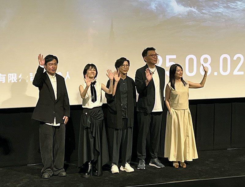 製作林錦昌(右2)、製作人鄭心媚(右1)、第3集導演蘇奕瑄(中央)、演員連俞涵(左2)、演員楊大正(左1)