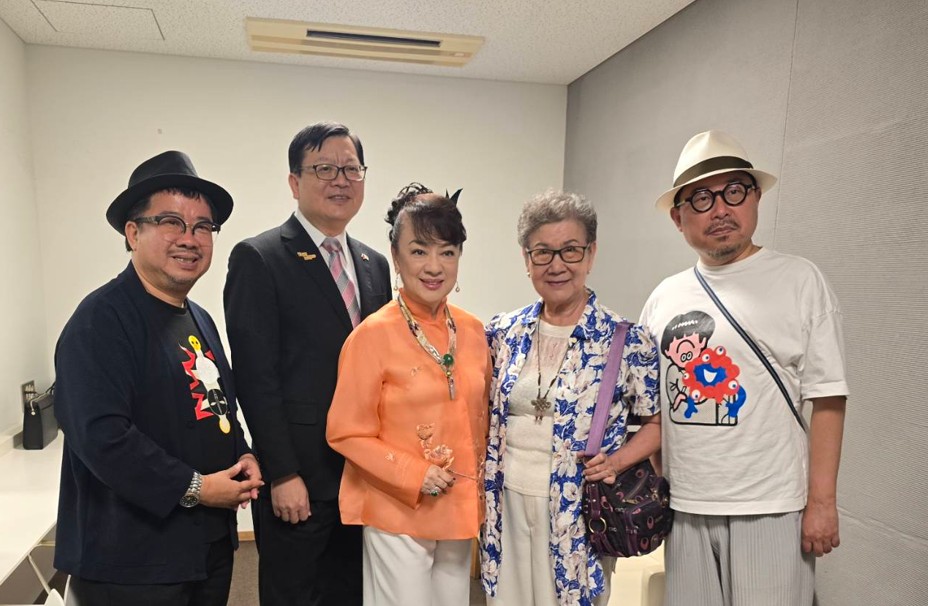 翁倩玉女士(中)、駐日代表處大阪辦事處洪英傑處長(左二)、臺灣文化中心曾鈐龍主任(右一)、國家電影文化中心董事長褚明仁(左一)開幕前合影