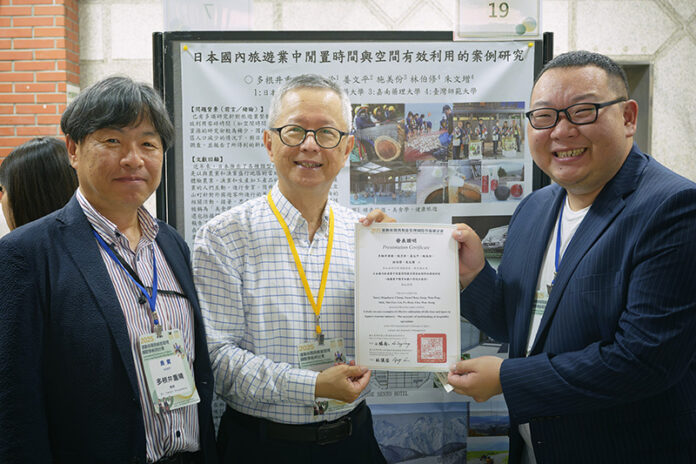 右から、ポスターセッションを審査した黃挺彥助理教授（國立宜蘭大學、右）、共同研究者の朱文增教授（國立臺灣師範大學、中央）、発表者の多根井重晴教授（日本薬科大学、左）