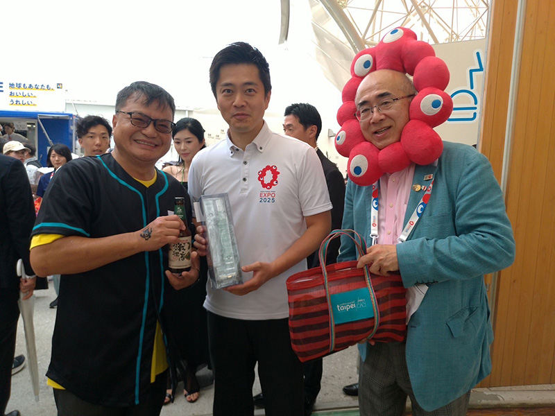 臺北市觀傳局副局長薛秋火（左）致贈臺北特色伴手禮給大阪府知事吉村洋文（中）並邀請吉村知事到訪臺北，右為大阪觀光局理事長溝畑宏