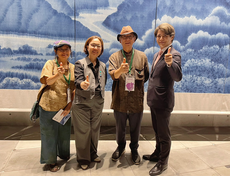王時思次長（左二）和巨幅藍染作品「台灣母親河」創作者陳景林（右二）和上畠寬弘神戶市議員（右一）合影
