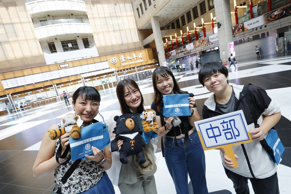 台湾・日本の参加者による出発前の記念撮影(写真／台湾交通部観光署)