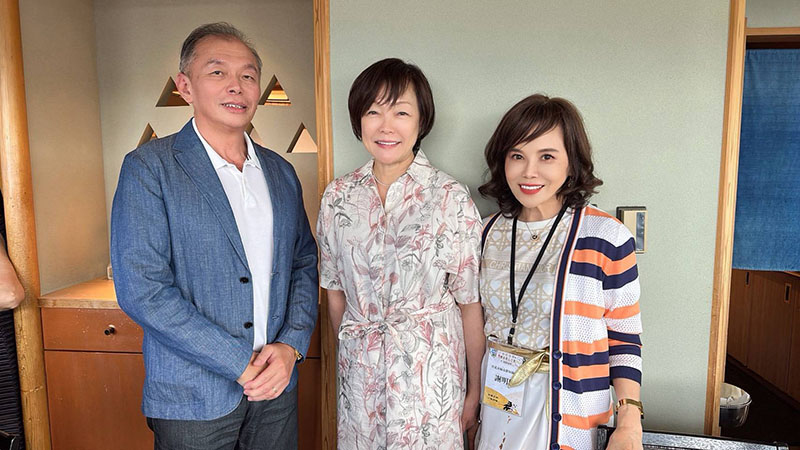 明星花露水董事長許清風(左)、安部昭恵さん(中)、婦女新知協會榮譽理事長謝名珠(右)