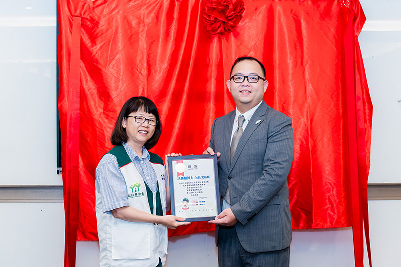 游晉豪(右)將《決勝細節力》的版稅捐贈給台北家扶基金會，台北家扶基金會主任謝曉雯(左)到場致意