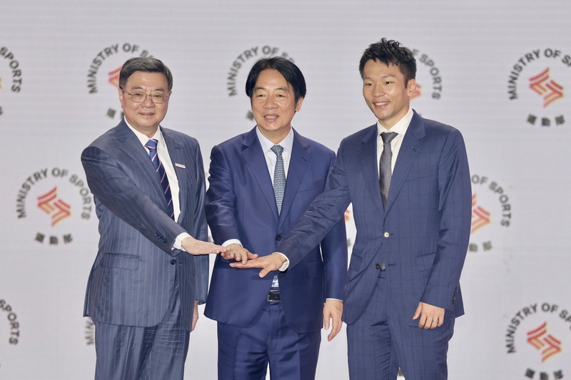 総統賴清德（中）、行
政院長卓榮泰（左）と初代の運動部長李洋（右）