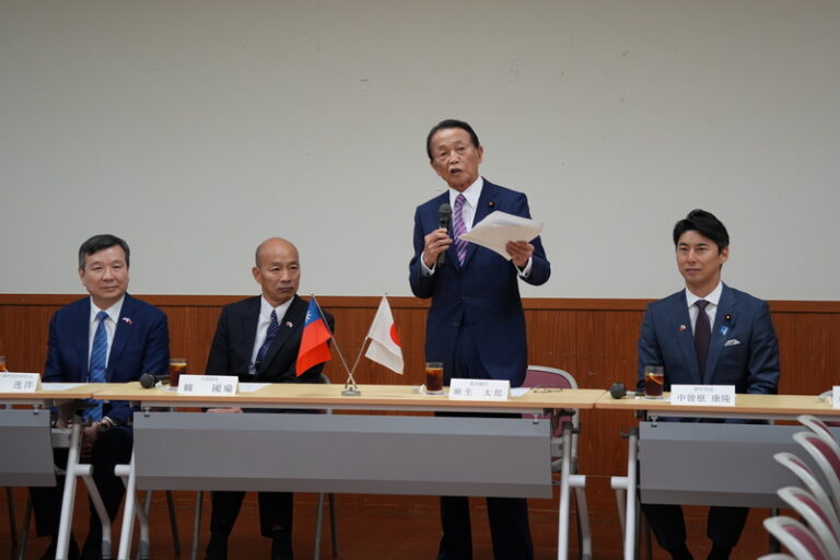 立法院長韓國瑜（左2）與自民黨最高顧問麻生太郎（右2）會面。自民黨青年局長中曾根康隆（右1）、駐日代表李逸洋（左1）與會（圖/中央社）