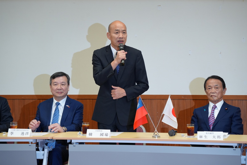 韓國瑜（中）致詞。自民黨最高顧問麻生太郎（右）會面，駐日代表李逸洋（左）與會（圖/中央社）