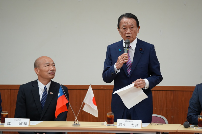 自民黨麻生太郎（右）致詞（圖/中央社）