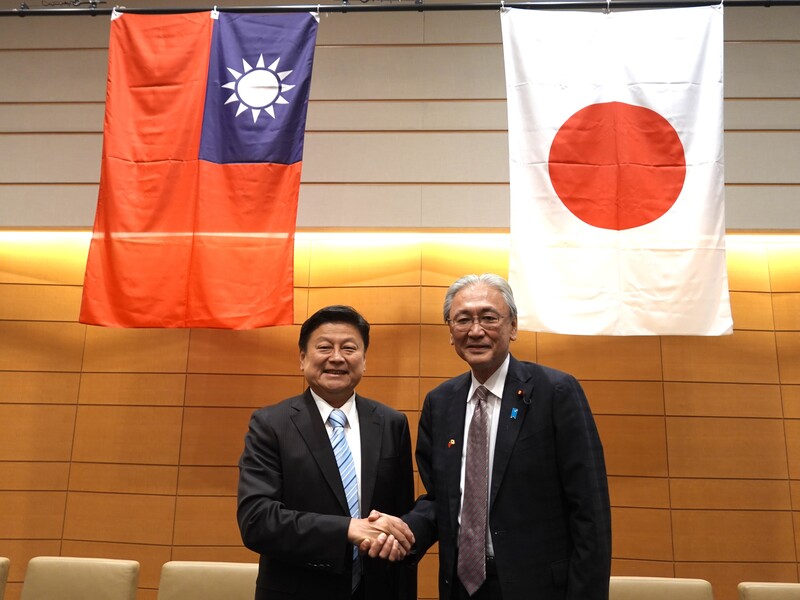 国民党団総召傅崐萁（左）と日華懇会長古屋圭司（右）(写真\中央社)