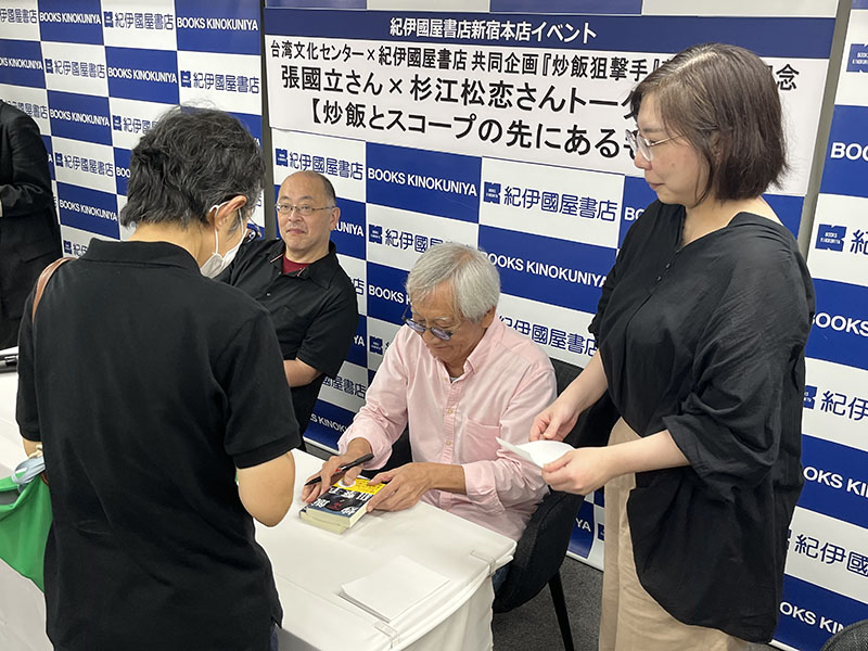 張國立為讀者簽書