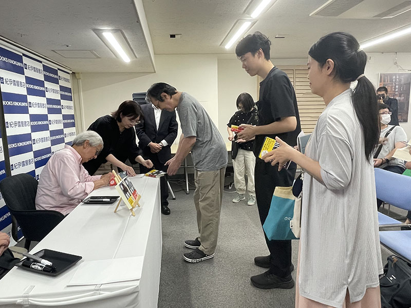 許多喜愛懸疑小說的日本讀者參與座談，並排隊簽名