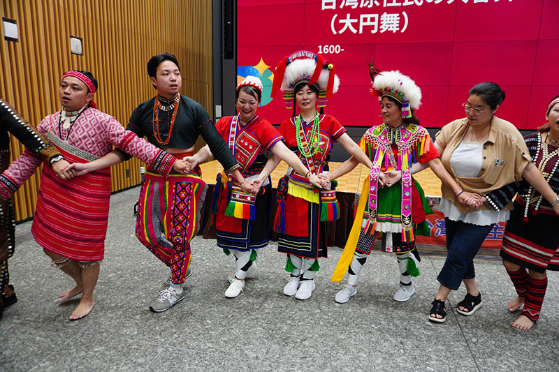 即興で来場者を一緒に舞踊するなど「大會舞(大円舞)」(写真/Facebook@Noriyuki Kan)