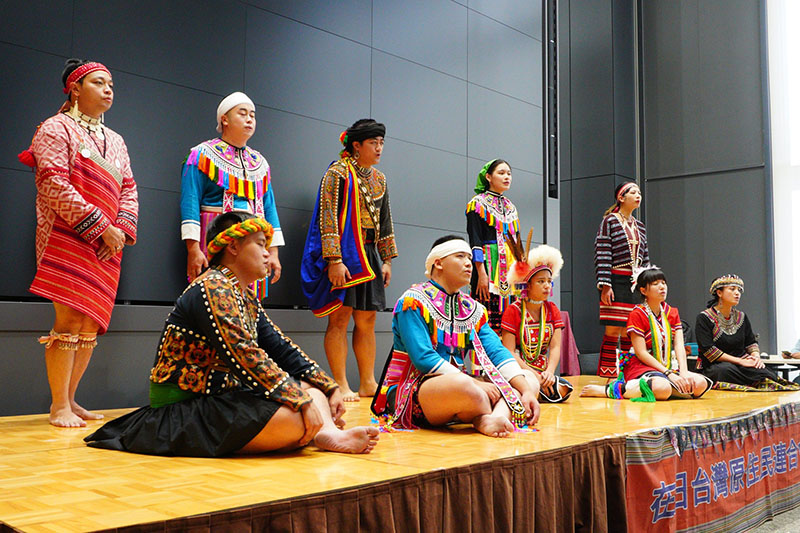 「国立台湾科技大学大原民社団」の台湾原住民学生らによる歌舞も披露(写真/Facebook@Noriyuki Kan)