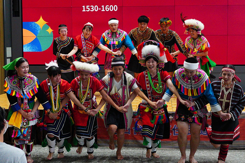 歌舞を披露(写真/Facebook@Noriyuki Kan)