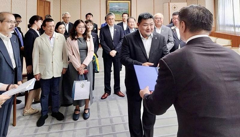 會長葉建揚(右2)11日率團拜會石川縣知事馳浩