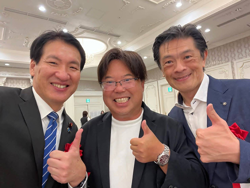 岸田光広衆議院議員（左）、東伊豆町長岩井茂樹（右）、鈴木正人県議（中）