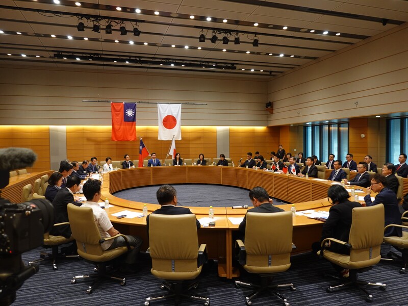 国民党団と日華懇との座談の様子(写真\中央社)