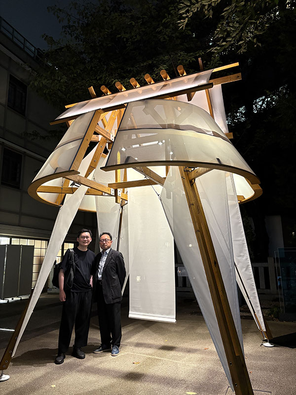 駐日本代表處臺灣文化中心主任曾鈐龍（右）與藝術家范承宗（左）於作品《六本木帆城》前合影