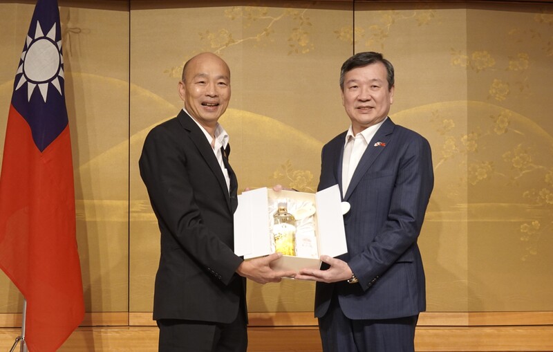 立法院長韓國瑜（左）率領台日交流聯誼會訪日，26日晚受駐日代表李逸洋（右）設宴款待（圖/中央社）