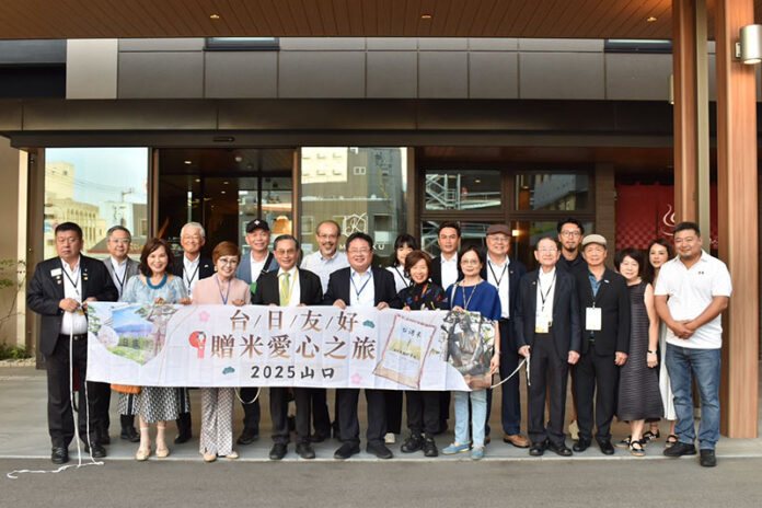 日本の米不足を受け、台湾産米を寄贈する訪日団が安倍昭恵氏（左7）と昼食