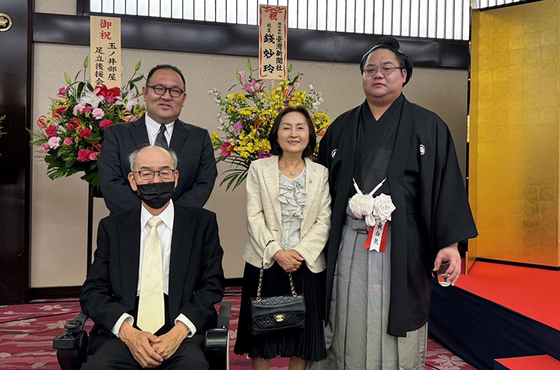 相撲力士東白龍(右1)與家人合照(圖\台灣新聞檔案庫)