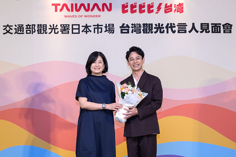 台湾観光庁（交通部観光署）の陳秀玉署長(左)と妻夫木聡さん(右)