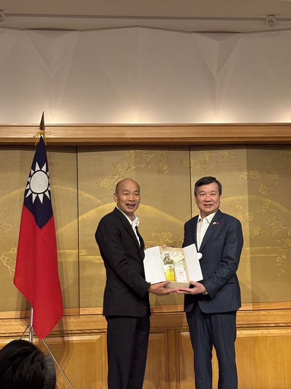 韓國瑜(左)與駐日代表李逸洋(右)合影