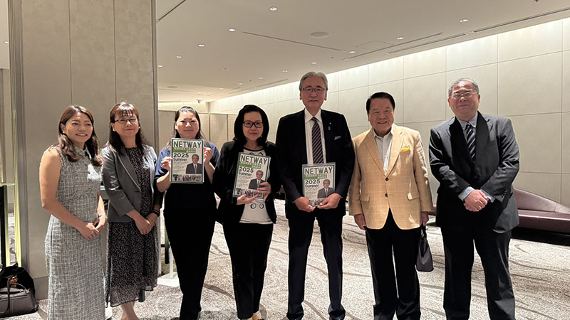 僑界人士出席政經研究會合影