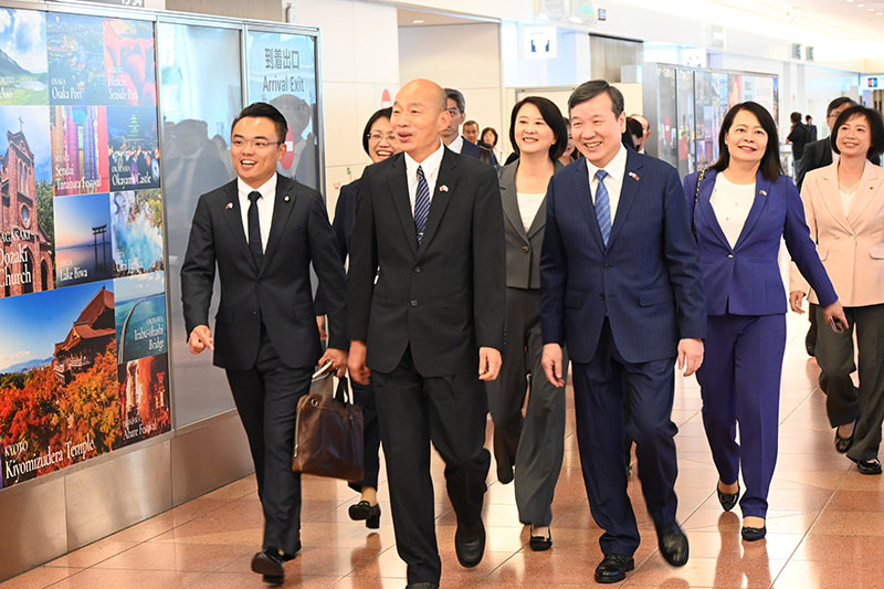 立法院長韓國瑜率跨立委團訪日 駐日代表李逸洋(右2)接機