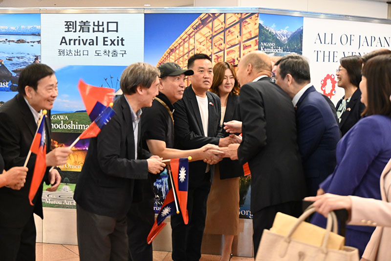 韓國瑜率立委團抵達東京時，許多僑胞特地到場歡迎