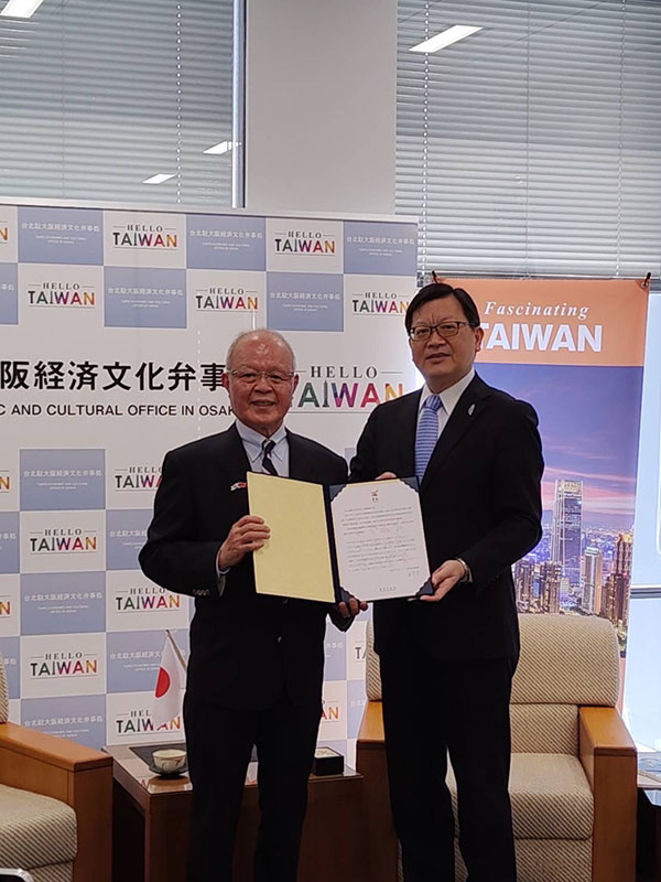 洪英傑處長代表台南市長黃偉哲頒發感謝狀