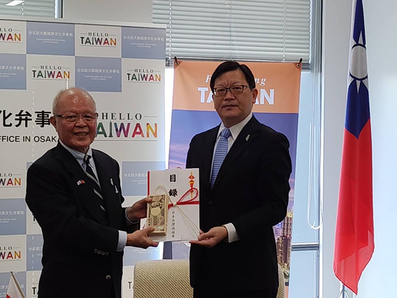 陳會長代表関西僑胞捐出330萬賑災善款，洪英傑處長代表接受