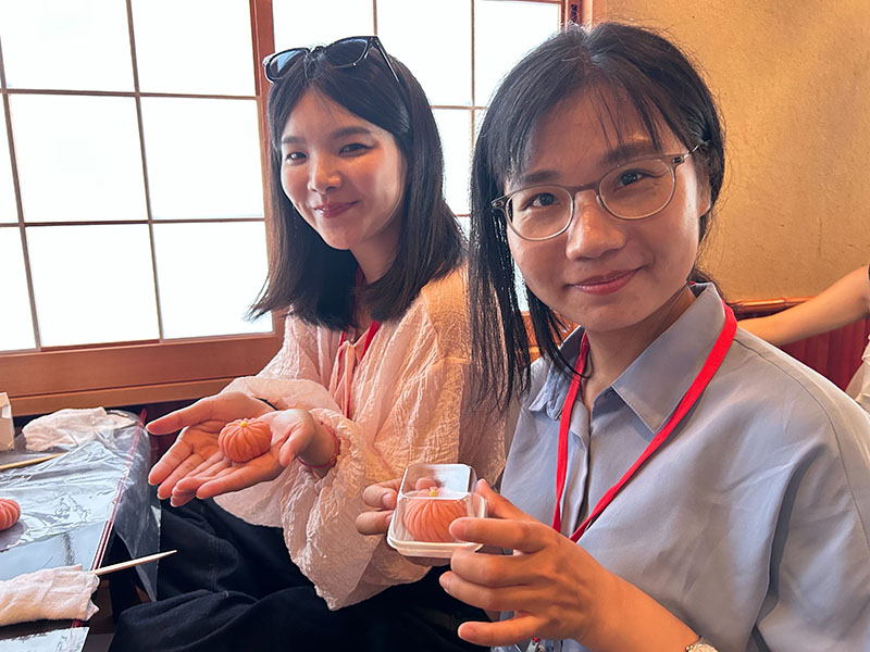 台灣留學生開心展示手作的「生菓子」