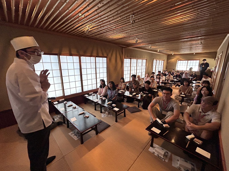 「老松」師傅教導「生菓子」製作，留學生專注傾聽