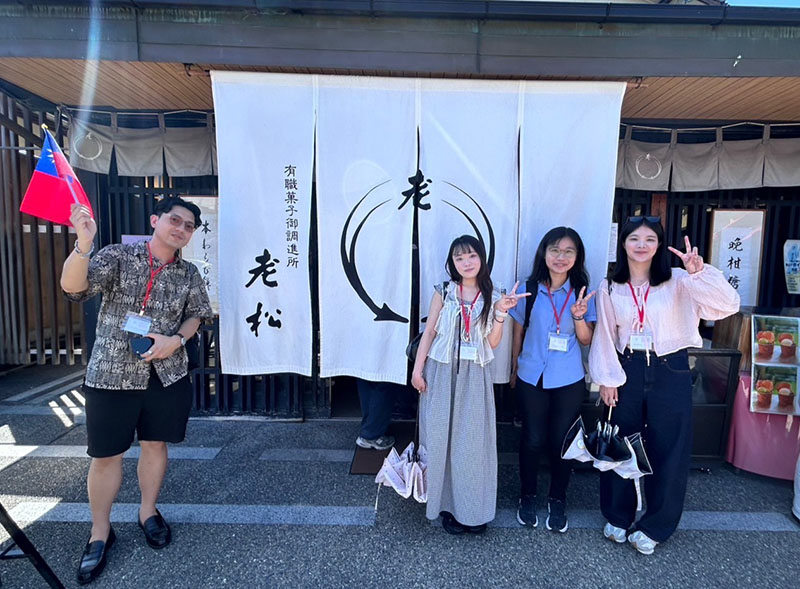 台灣留學生在「老松」門口合影