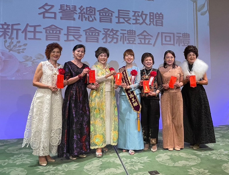 總會長林淑敏（左三）及海外世華幹部致贈中西會長（左四）會務禮金