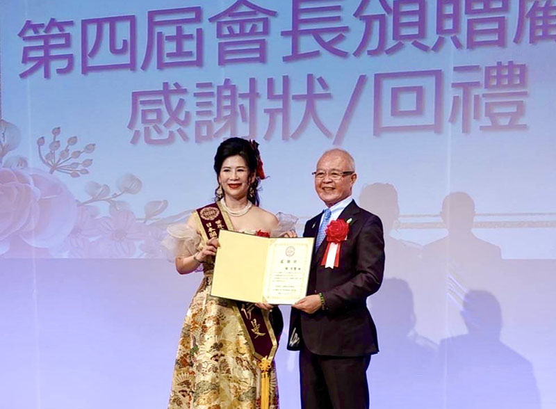 林伊曼會長(左)頒贈顧問感謝狀給陳天隆國策顧問(右)