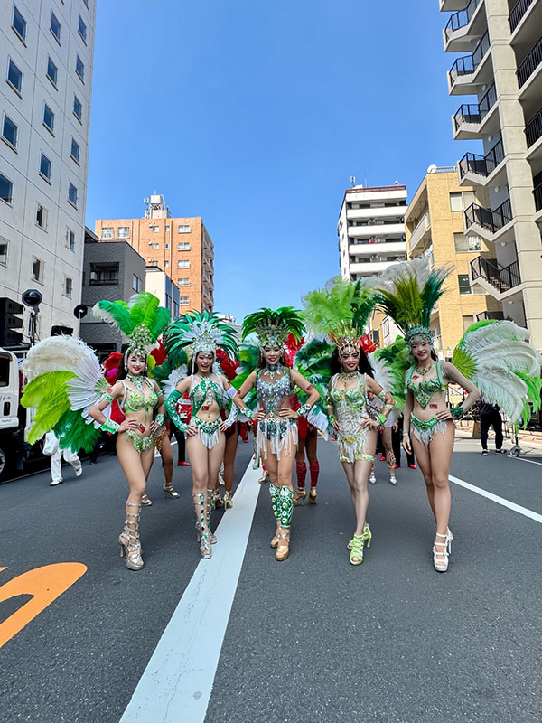 ダンサー全員で衣装のまま笑顔でポーズ(写真／許仁寧 提供)