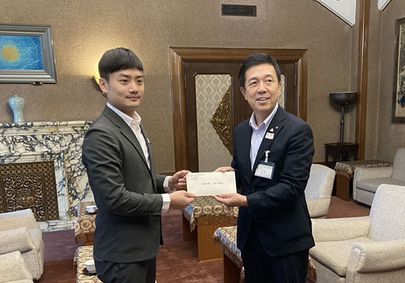 殷主委拜會広沢市長及轉交台北市長蔣萬安的親書